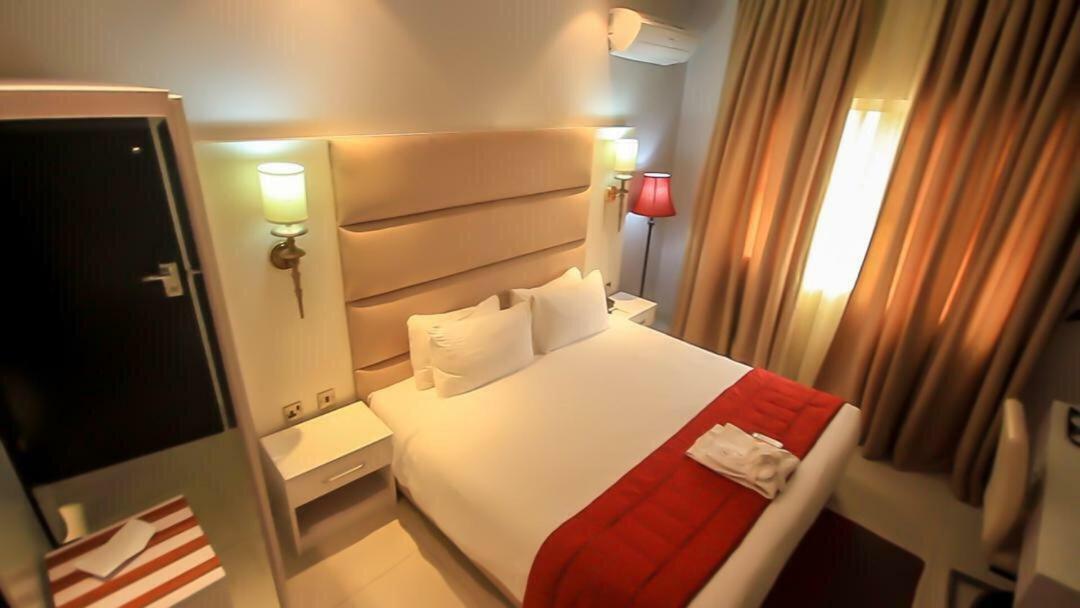Glee Hotel Aliayabiagba Eksteriør billede